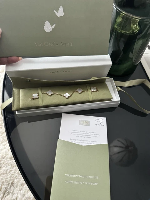 Van-Cleef-Arpels-Mother-Of-Pearl-Vintage-Alhambra-5-Motif-2.webp Bracelet Van Cleef & Arpels en nacre vintage Alhambra 5 motifs 19 cm