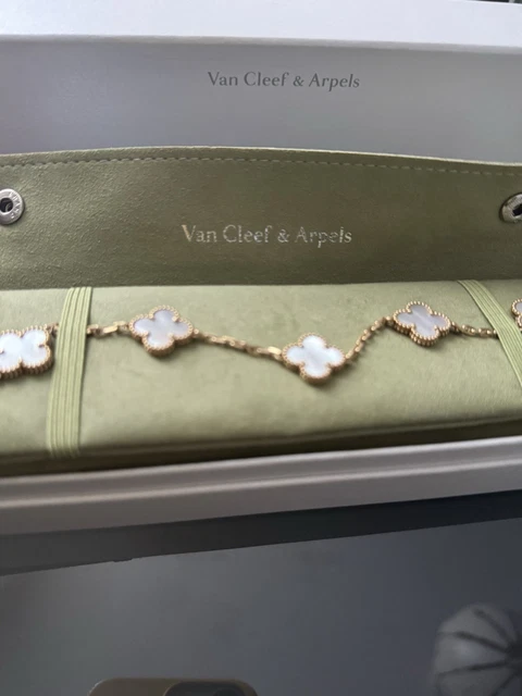 Van-Cleef-Arpels-Mother-Of-Pearl-Vintage-Alhambra-5-Motif.webp Bracelet Van Cleef & Arpels en nacre vintage Alhambra 5 motifs 19 cm
