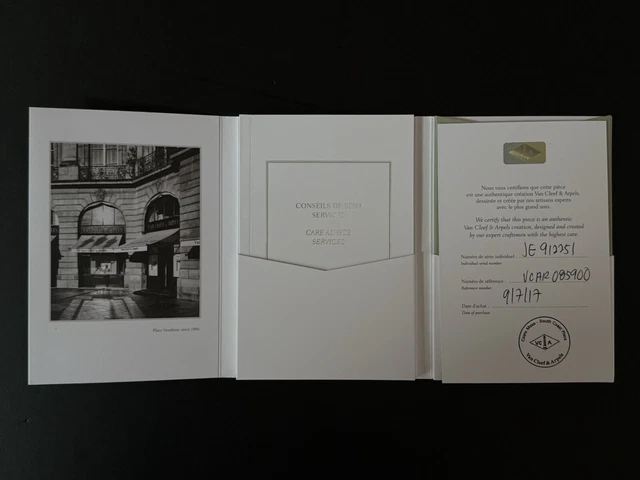 Van-Cleef-Arpels-Sweet-Alhambra-White-Gold-11.webp Collier pendentif en or blanc Van Cleef & Arpels Sweet Alhambra