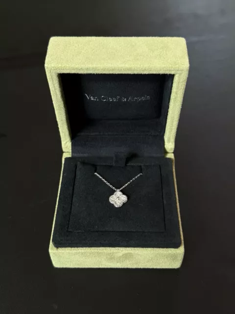 Van-Cleef-Arpels-Sweet-Alhambra-White-Gold-6.webp Collier pendentif en or blanc Van Cleef & Arpels Sweet Alhambra