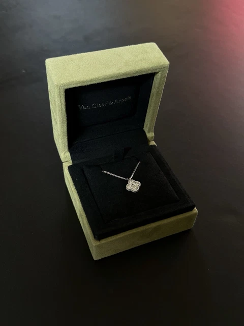 Van-Cleef-Arpels-Sweet-Alhambra-White-Gold-7.webp Collier pendentif en or blanc Van Cleef & Arpels Sweet Alhambra