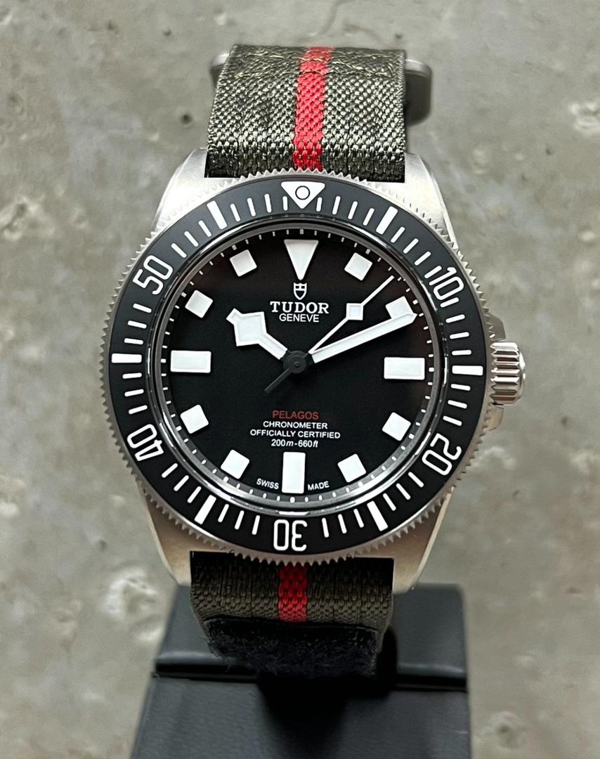 WhatsApp-Image-2025-11-10-at-1.28.29-PM.jpeg Tudor Pelagos FXD | 25717N | NEUF/Ensemble complet | 7/25 | Titane |