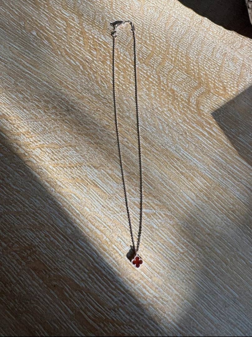 WhatsApp-Image-2025-11-11-at-3.36.00-PM.jpeg collier pendatif van cleef & Arpels sweet Alhambra en or rose 18 carats et cornaline