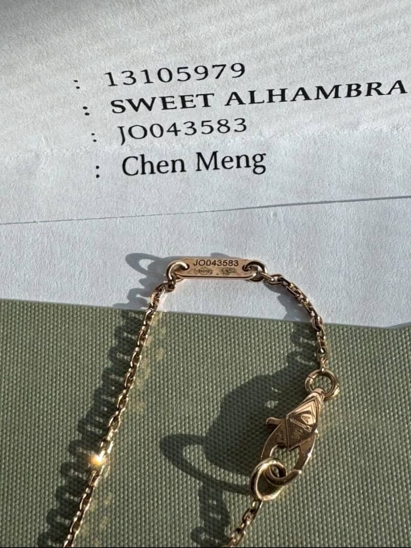 WhatsApp-Image-2025-11-11-at-3.47.58-PM.jpeg collier pendatif van cleef & Arpels sweet Alhambra en or rose 18 carats et cornaline