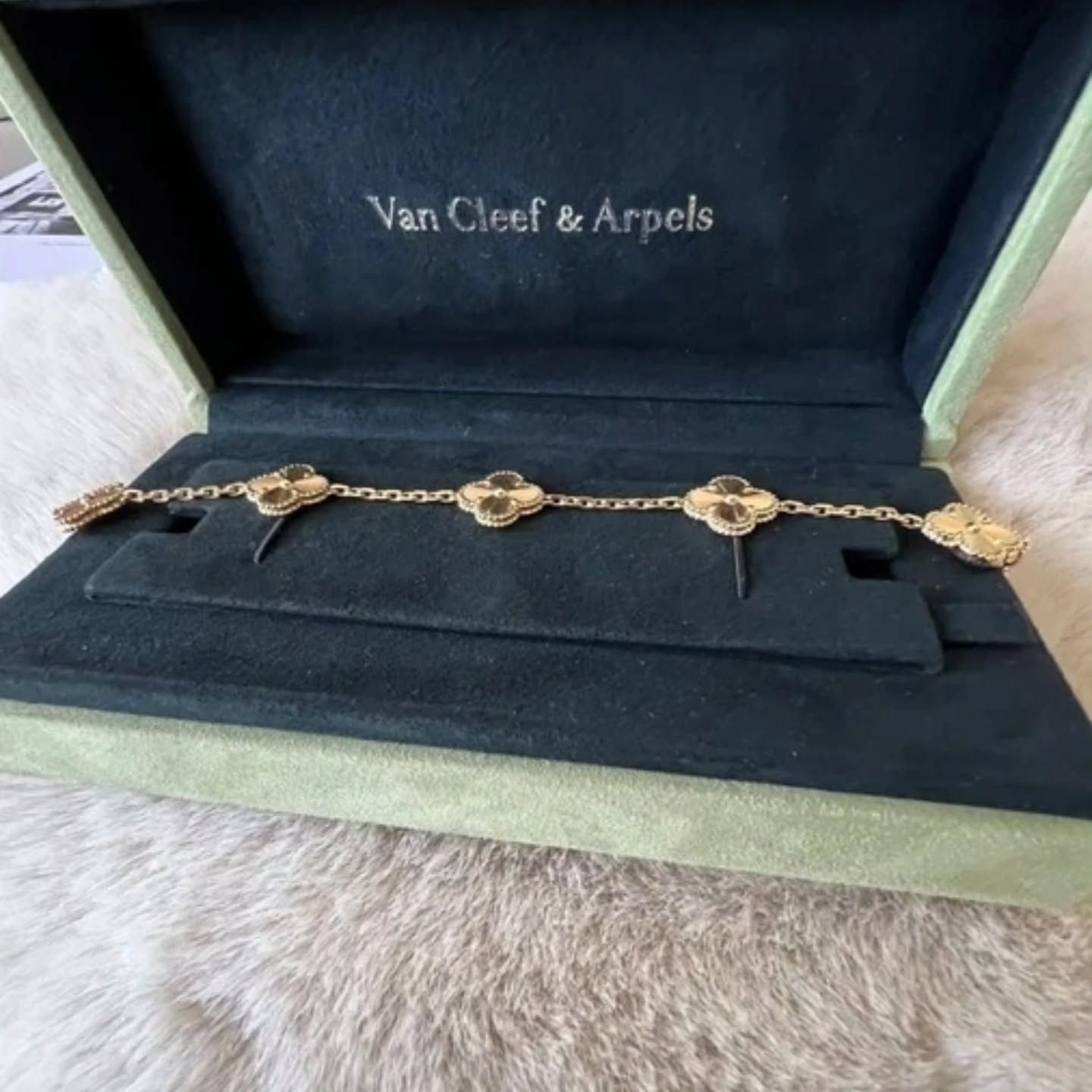 WhatsApp-Image-2025-11-18-at-6.15.33-PM-2.jpeg Bracelet Van Cleef & Arpels Alhambra vintage, 5 motifs, or jaune 18 carats guilloché