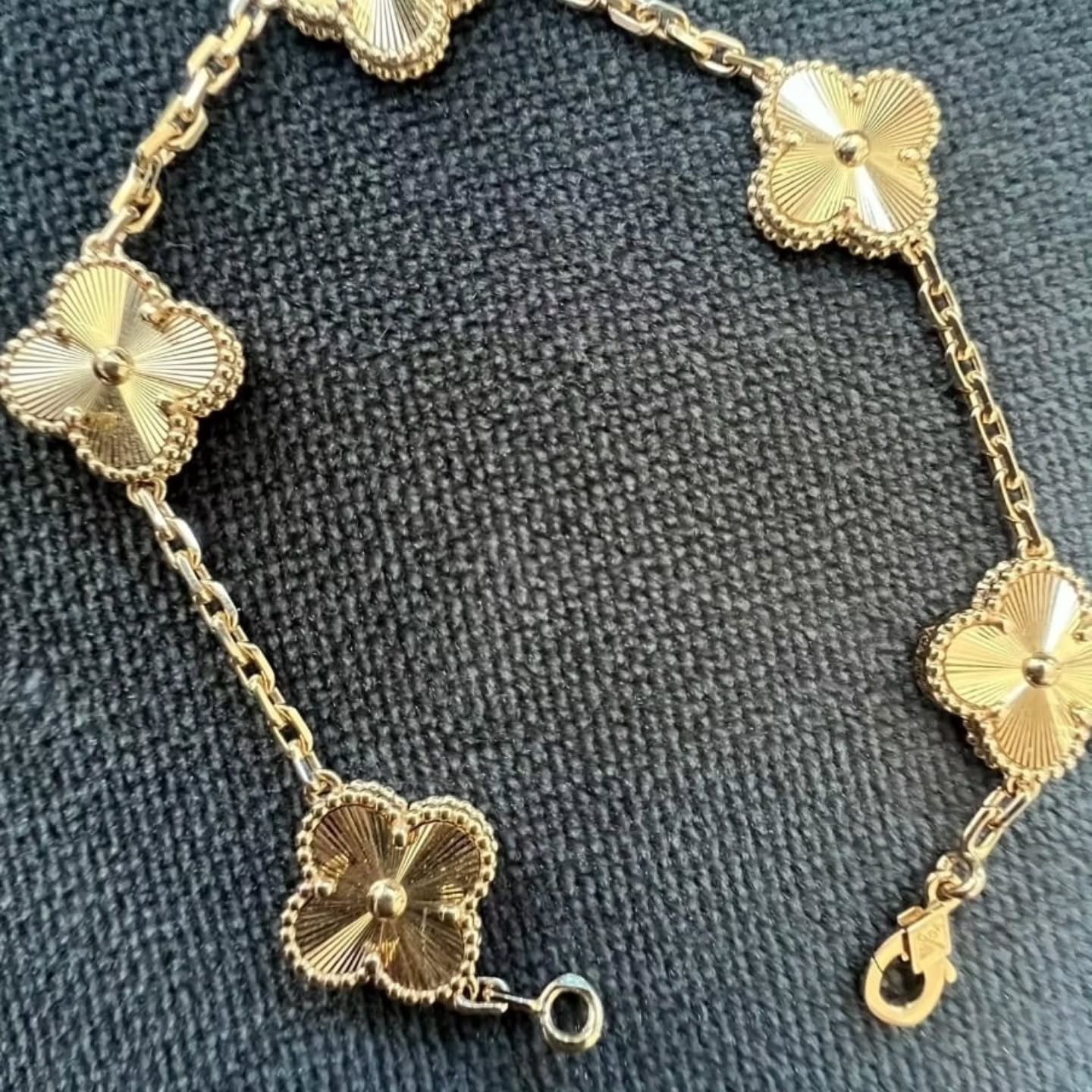 WhatsApp-Image-2025-11-18-at-6.15.33-PM.jpeg Bracelet Van Cleef & Arpels Alhambra vintage, 5 motifs, or jaune 18 carats guilloché