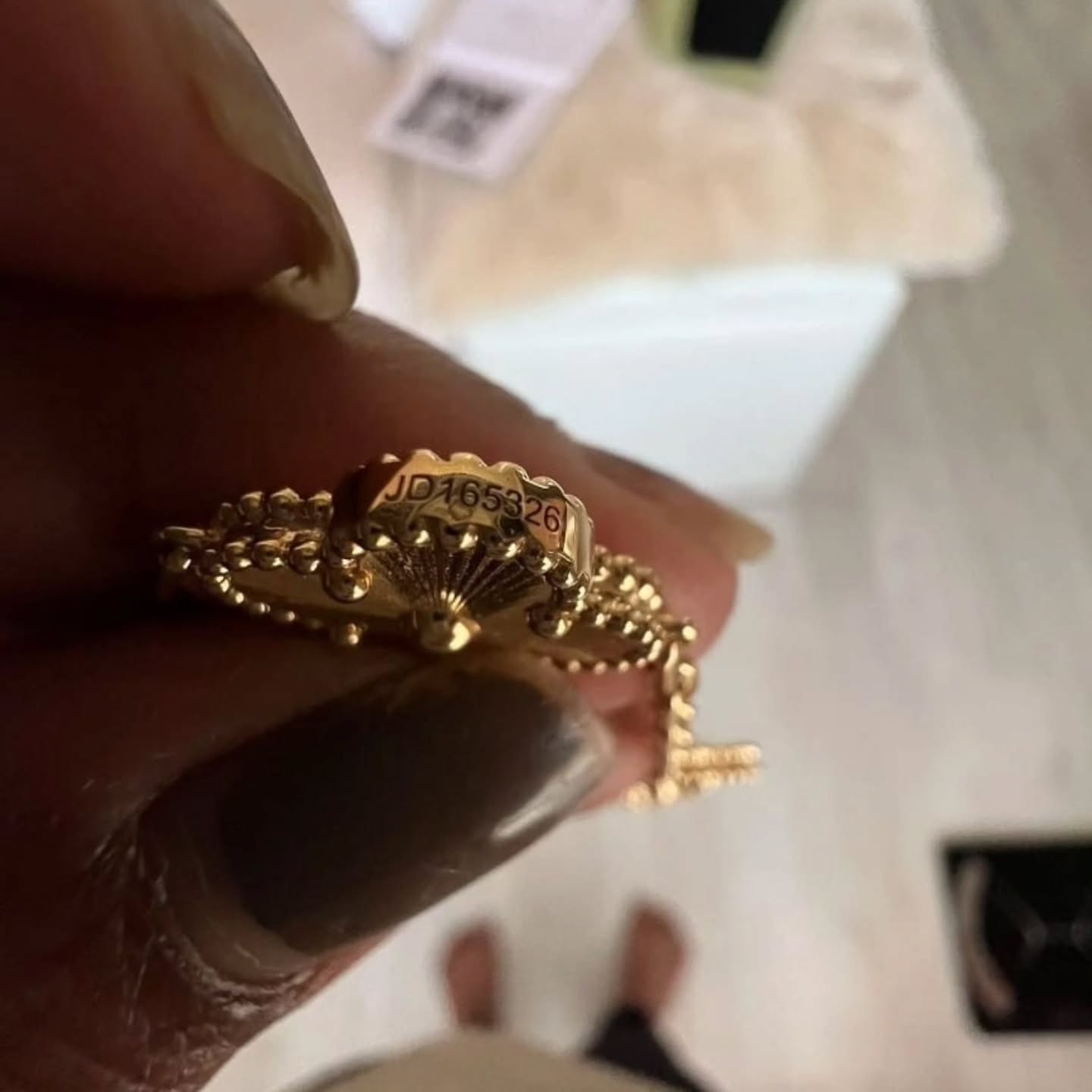 WhatsApp-Image-2025-11-18-at-6.15.34-PM-1.jpeg Bracelet Van Cleef & Arpels Alhambra vintage, 5 motifs, or jaune 18 carats guilloché