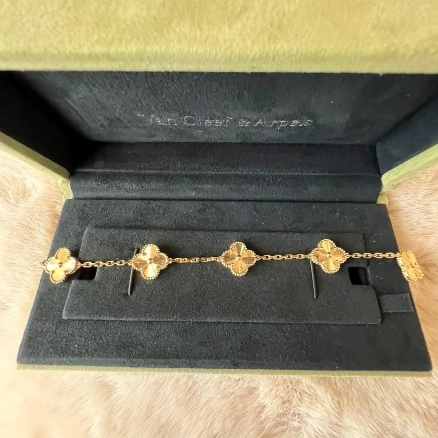WhatsApp-Image-2025-11-18-at-6.15.34-PM-2.jpeg Bracelet Van Cleef & Arpels Alhambra vintage, 5 motifs, or jaune 18 carats guilloché