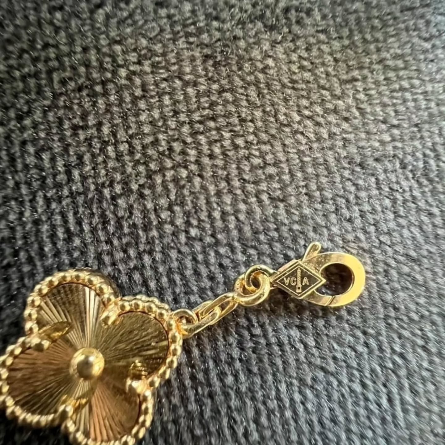 WhatsApp-Image-2025-11-18-at-6.15.35-PM-1.jpeg Bracelet Van Cleef & Arpels Alhambra vintage, 5 motifs, or jaune 18 carats guilloché