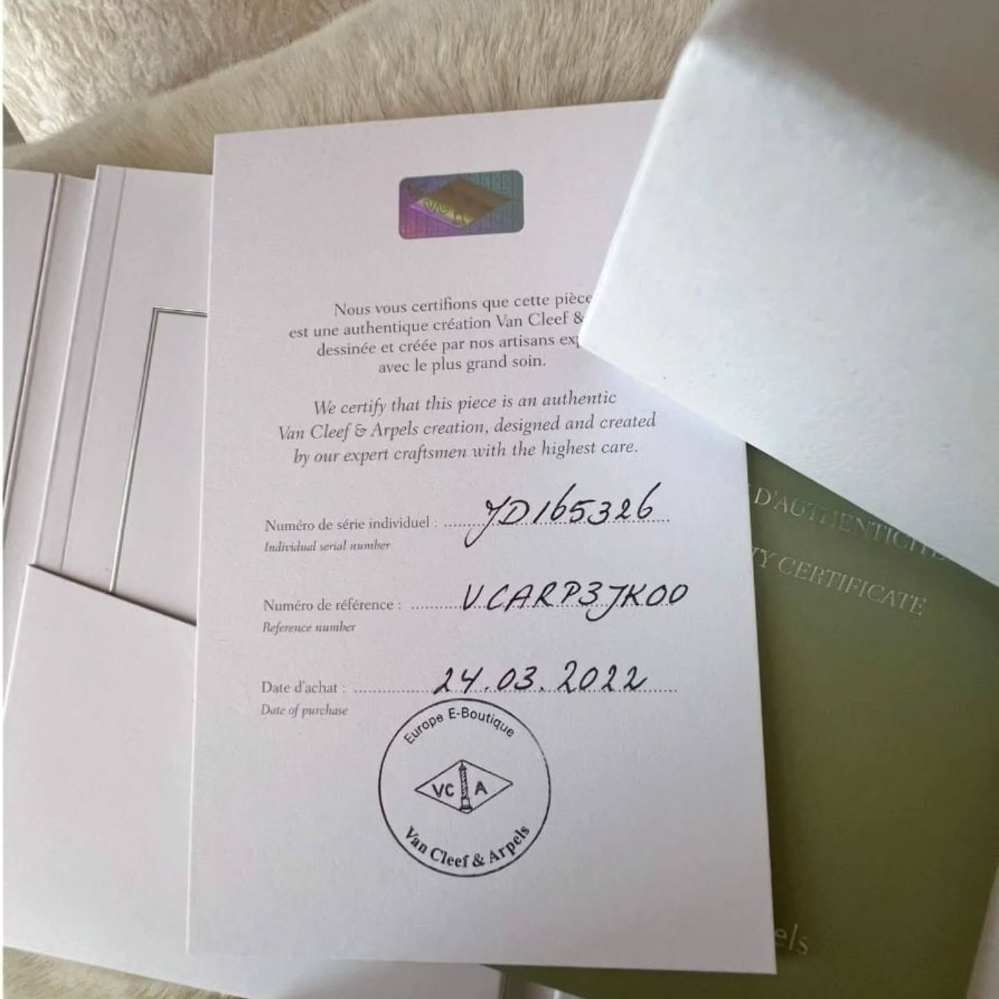 WhatsApp-Image-2025-11-18-at-6.15.35-PM-2.jpeg Bracelet Van Cleef & Arpels Alhambra vintage, 5 motifs, or jaune 18 carats guilloché