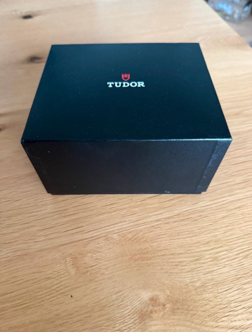 WhatsApp-Image-2025-11-26-at-1.21.25-PM-1.jpeg Tudor Black Bay GMT S&G (filiale Rolex) - Garantie constructeur jusqu'en 2027