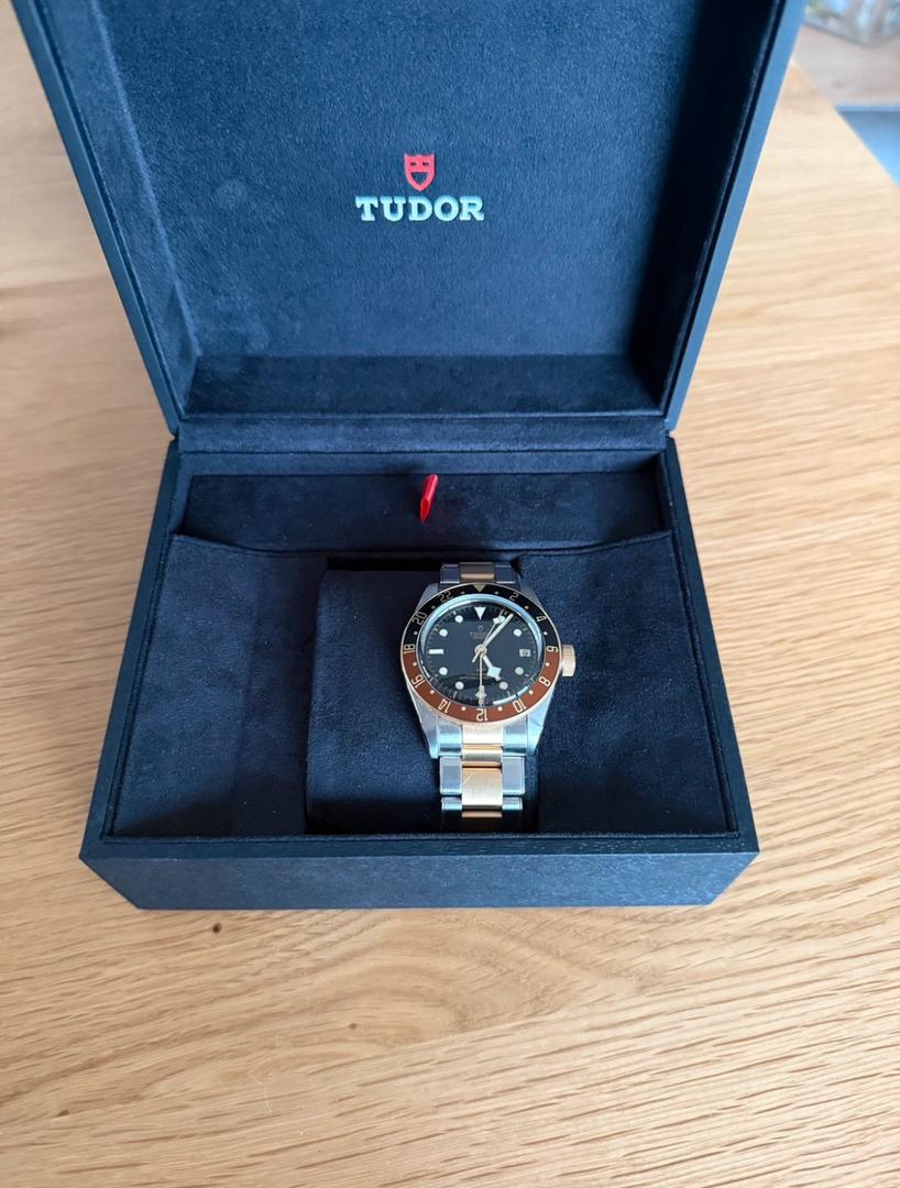 WhatsApp-Image-2025-11-26-at-1.21.25-PM.jpeg Tudor Black Bay GMT S&G (filiale Rolex) - Garantie constructeur jusqu'en 2027