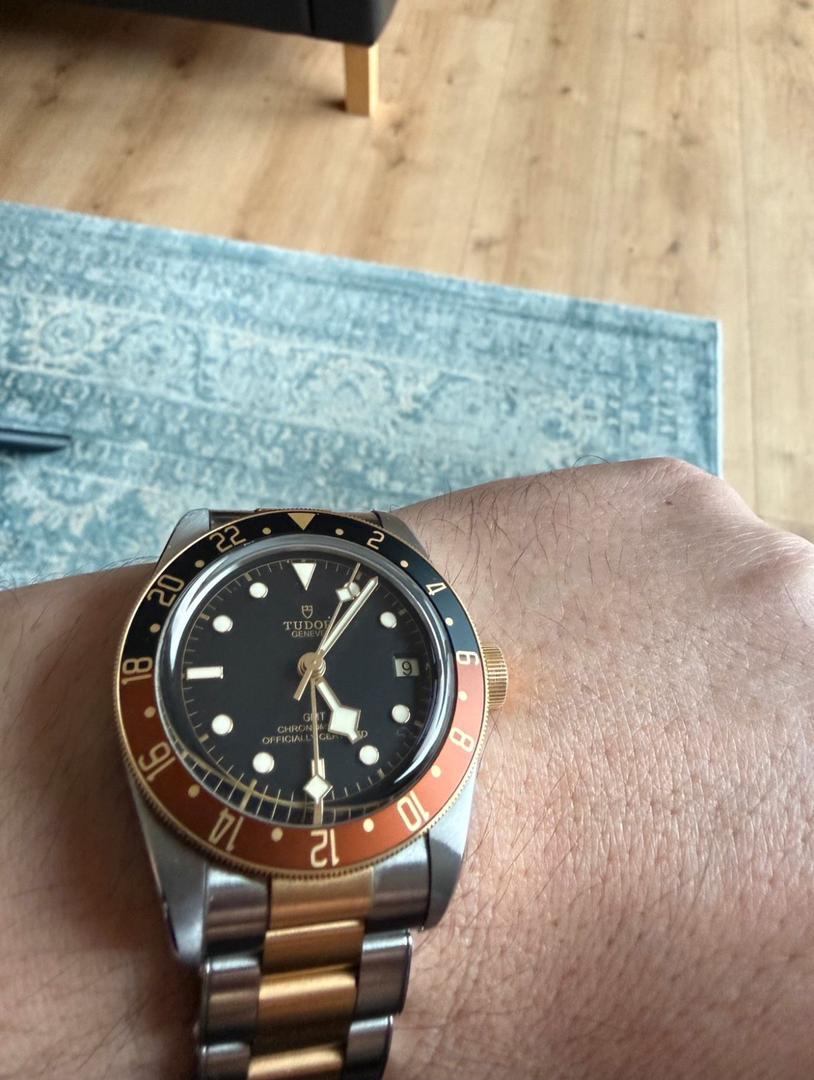 WhatsApp-Image-2025-11-26-at-1.21.26-PM-1.jpeg Tudor Black Bay GMT S&G (filiale Rolex) - Garantie constructeur jusqu'en 2027