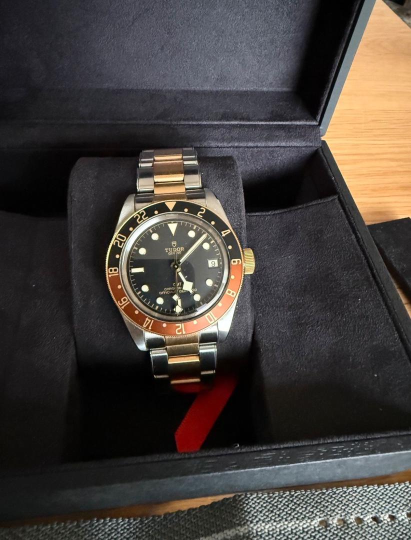 WhatsApp-Image-2025-11-26-at-1.21.26-PM.jpeg Tudor Black Bay GMT S&G (filiale Rolex) - Garantie constructeur jusqu'en 2027