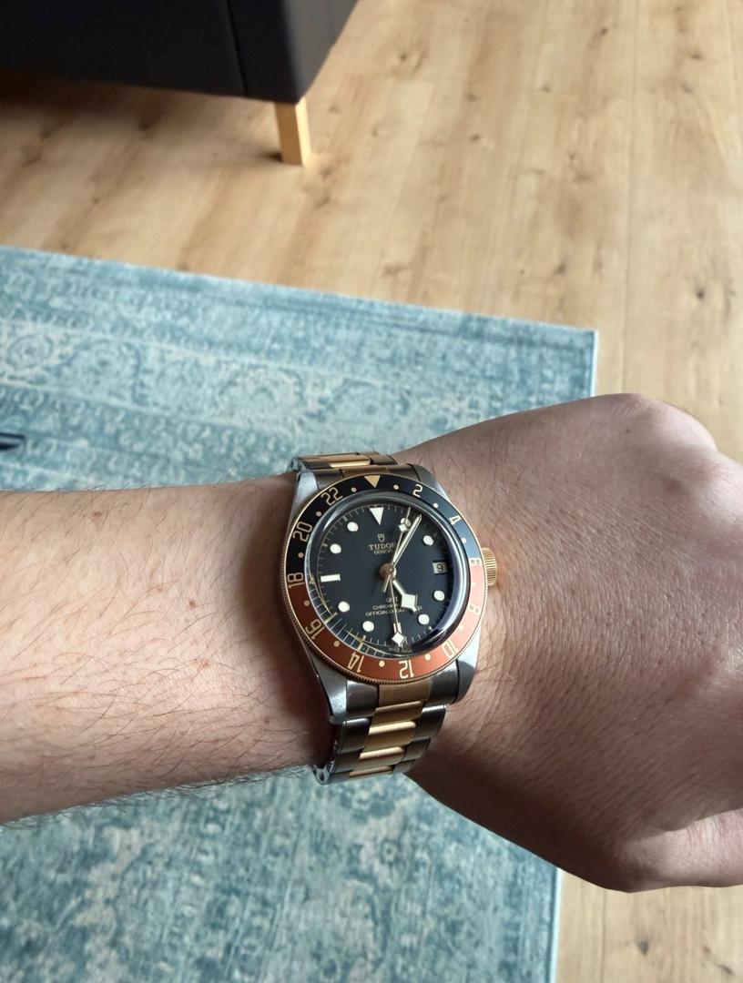 WhatsApp-Image-2025-11-26-at-1.21.27-PM-1.jpeg Tudor Black Bay GMT S&G (filiale Rolex) - Garantie constructeur jusqu'en 2027