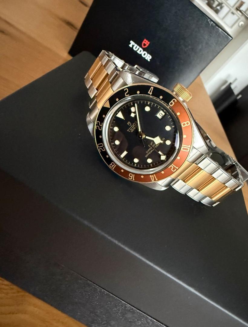 WhatsApp-Image-2025-11-26-at-1.21.27-PM.jpeg Tudor Black Bay GMT S&G (filiale Rolex) - Garantie constructeur jusqu'en 2027