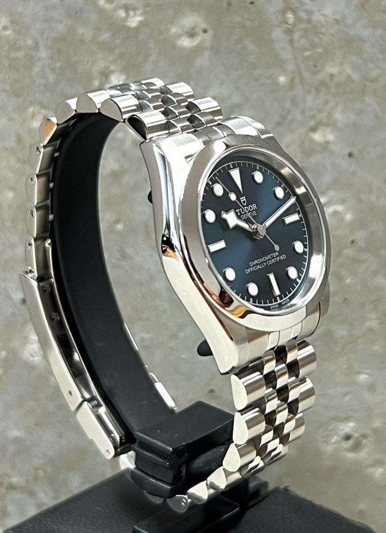 WhatsApp-Image-2025-11-30-at-10.10.06-AM-1.jpeg Tudor Black Bay 31 mm | NEUVE/Ensemble complet |