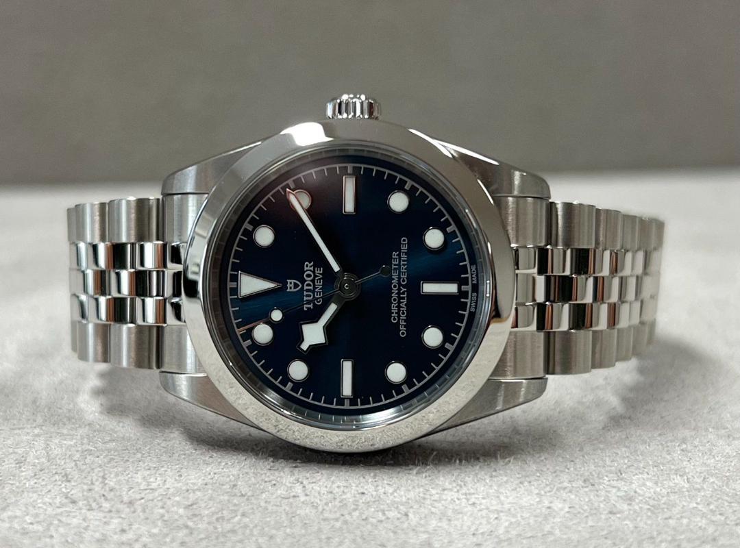 WhatsApp-Image-2025-11-30-at-10.10.07-AM.jpeg Tudor Black Bay 31 mm | NEUVE/Ensemble complet |