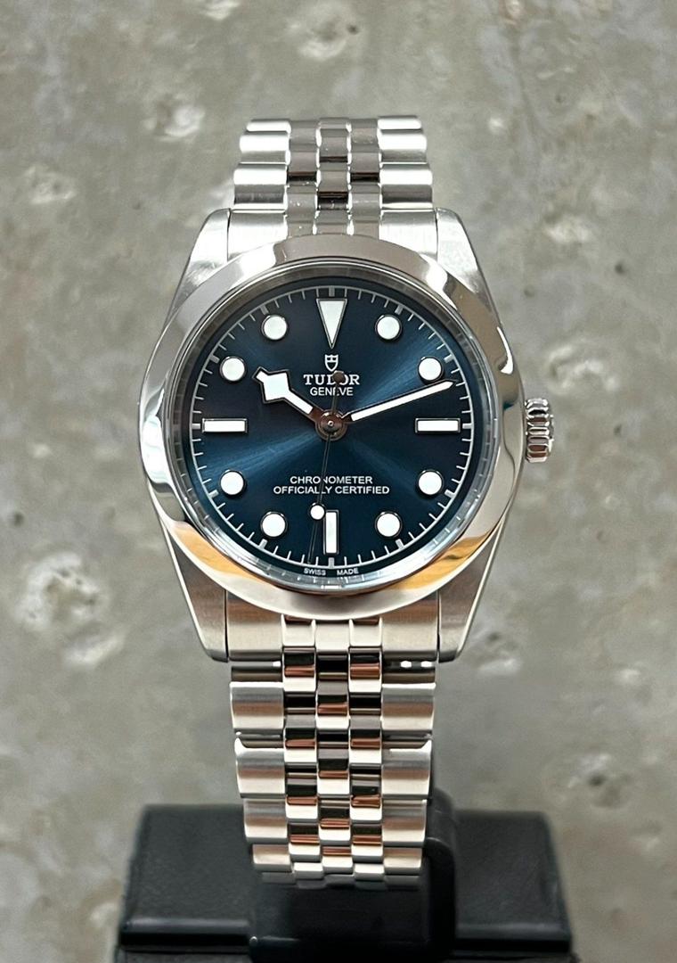 WhatsApp-Image-2025-11-30-at-10.10.09-AM-1.jpeg Tudor Black Bay 31 mm | NEUVE/Ensemble complet |