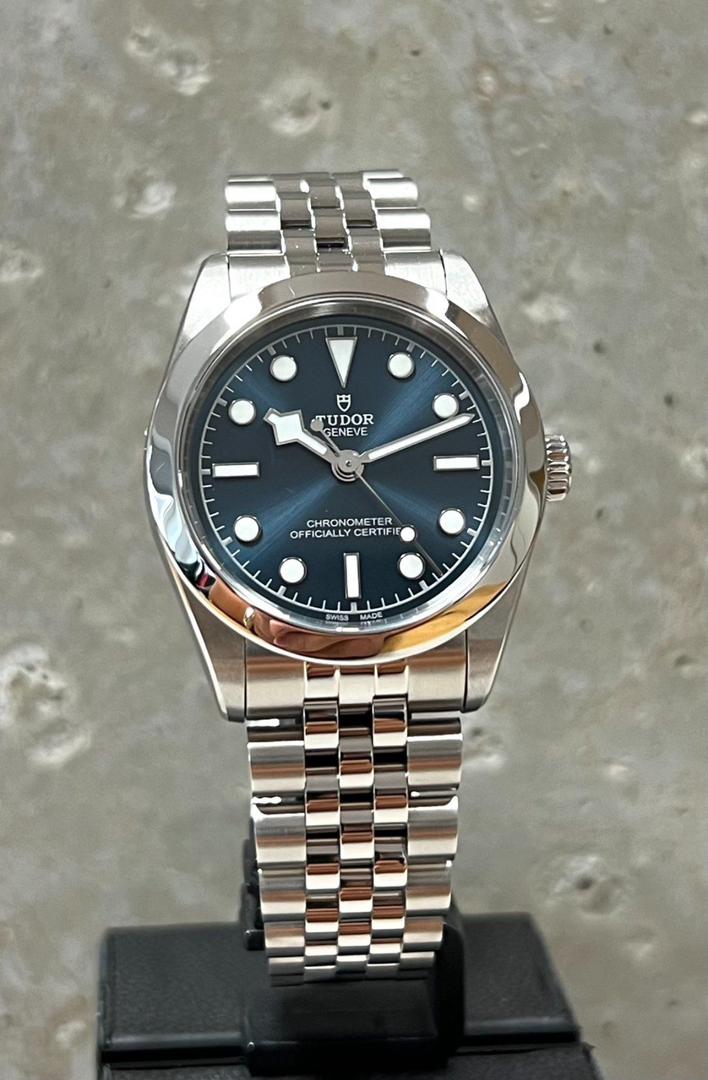 WhatsApp-Image-2025-11-30-at-10.10.10-AM.jpeg Tudor Black Bay 31 mm | NEUVE/Ensemble complet |