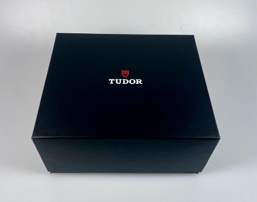 WhatsApp-Image-2025-12-01-at-9.27.01-PM.jpeg Tudor Black Bay 68| Bleue | Ensemble complet | NEUVE | 2025