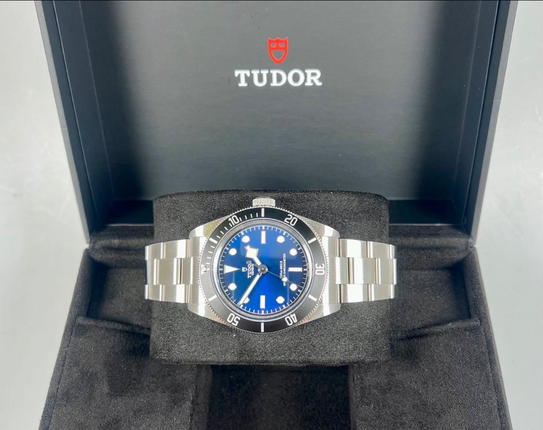 WhatsApp-Image-2025-12-01-at-9.27.03-PM.jpeg Tudor Black Bay 68| Bleue | Ensemble complet | NEUVE | 2025