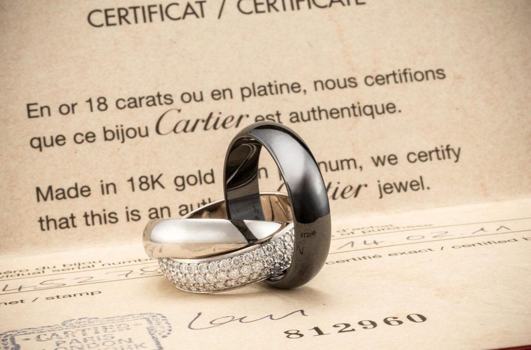 Bague Trinity Cartier avec diamants, or blanc, céramique et platine