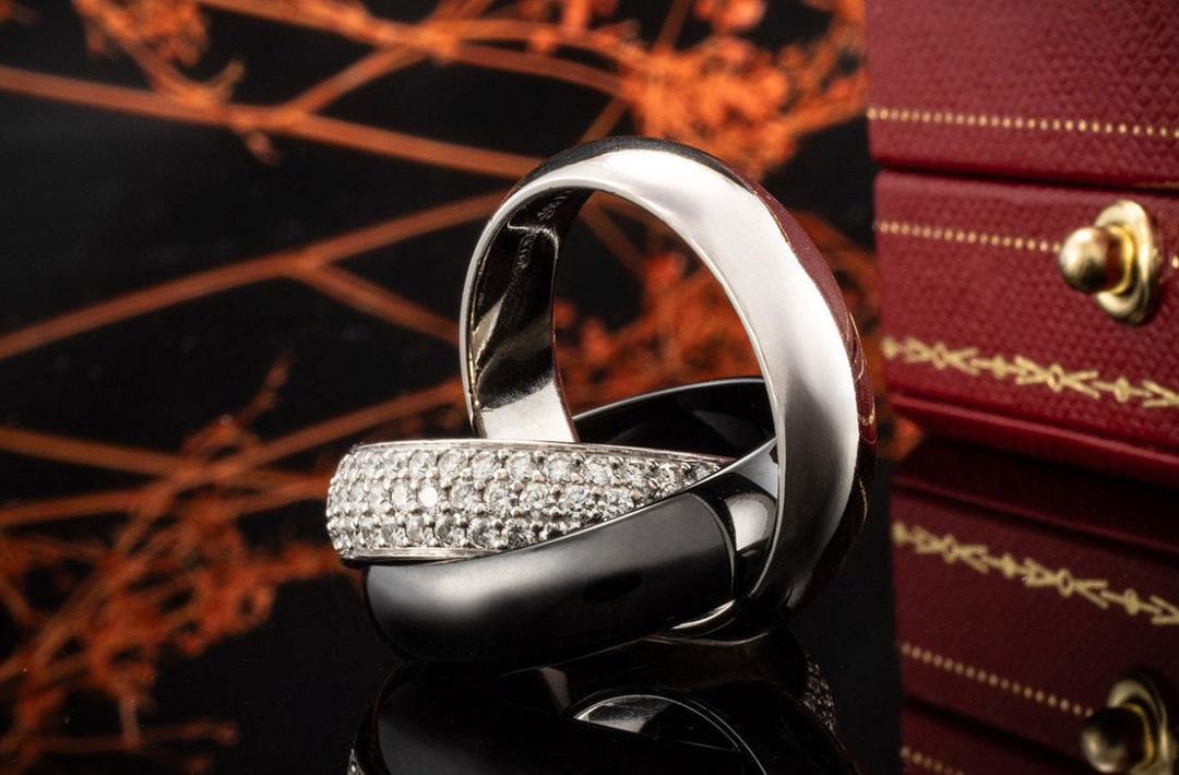 Bague Trinity Cartier avec diamants, or blanc, céramique et platine