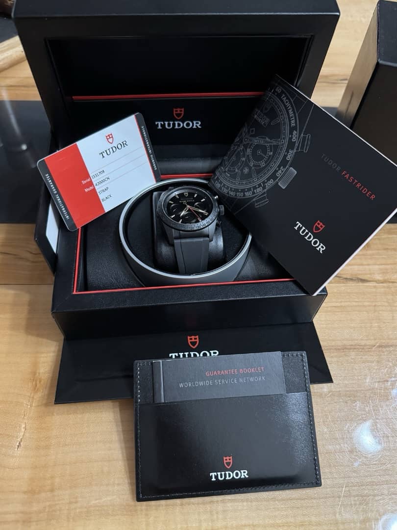 WhatsApp-Image-2025-12-02-at-9.56.28-AM.jpeg Montre TUDOR Fastrider Blackshield 42 mm Chronographe , sans traces d'usure, boîte et papiers inclus.