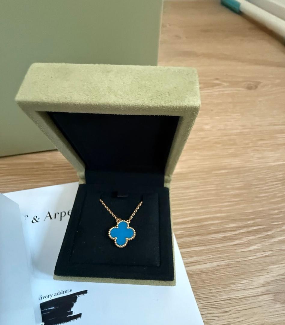 WhatsApp Image 2025-12-08 at 6.05.02 PM Van Cleef & Arpels Alhambra VCA *Ensemble complet* Agate Or 750