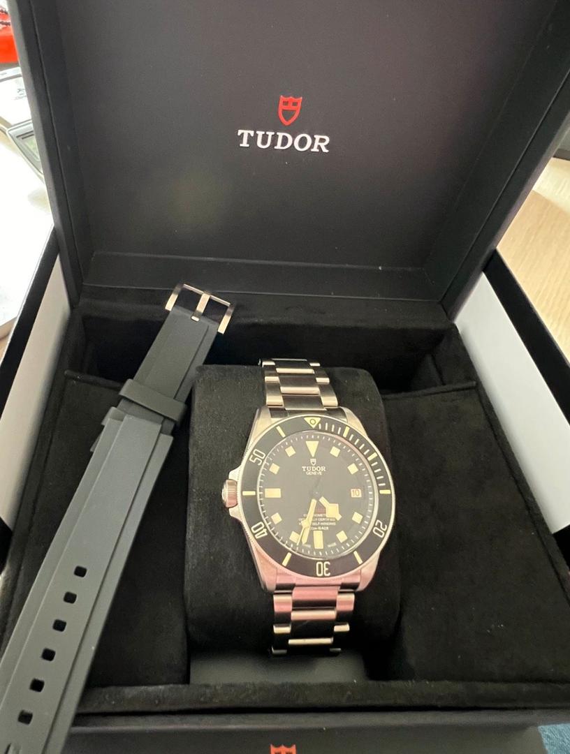 WhatsApp Image 2025-12-15 at 5.02.38 PM Tudor Pegalos Titane 42 mm, poignet gauche, excellent état, avec accessoires