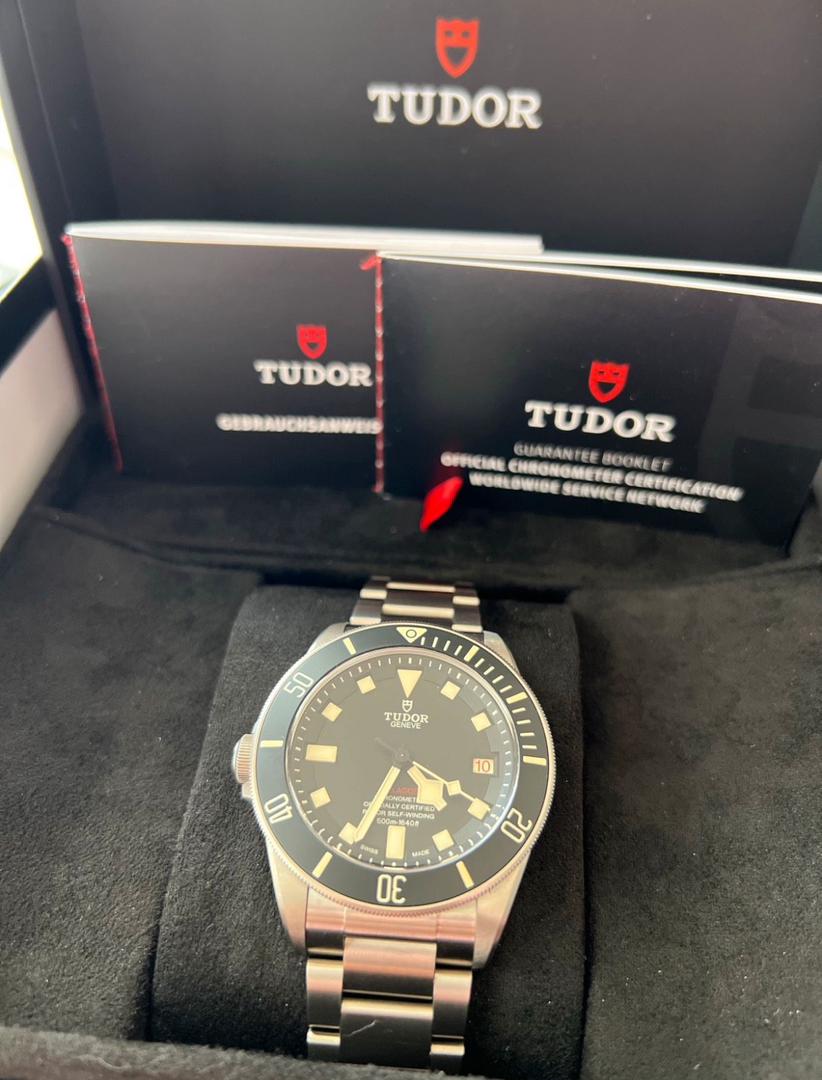 WhatsApp Image 2025-12-15 at 5.02.41 PM Tudor Pegalos Titane 42 mm, poignet gauche, excellent état, avec accessoires