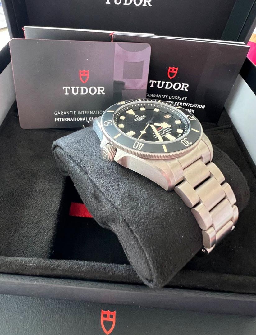 WhatsApp Image 2025-12-15 at 5.02.42 PM (1) Tudor Pegalos Titane 42 mm, poignet gauche, excellent état, avec accessoires