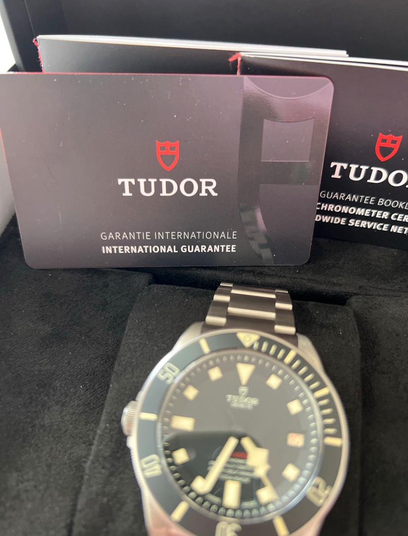 WhatsApp Image 2025-12-15 at 5.02.42 PM Tudor Pegalos Titane 42 mm, poignet gauche, excellent état, avec accessoires