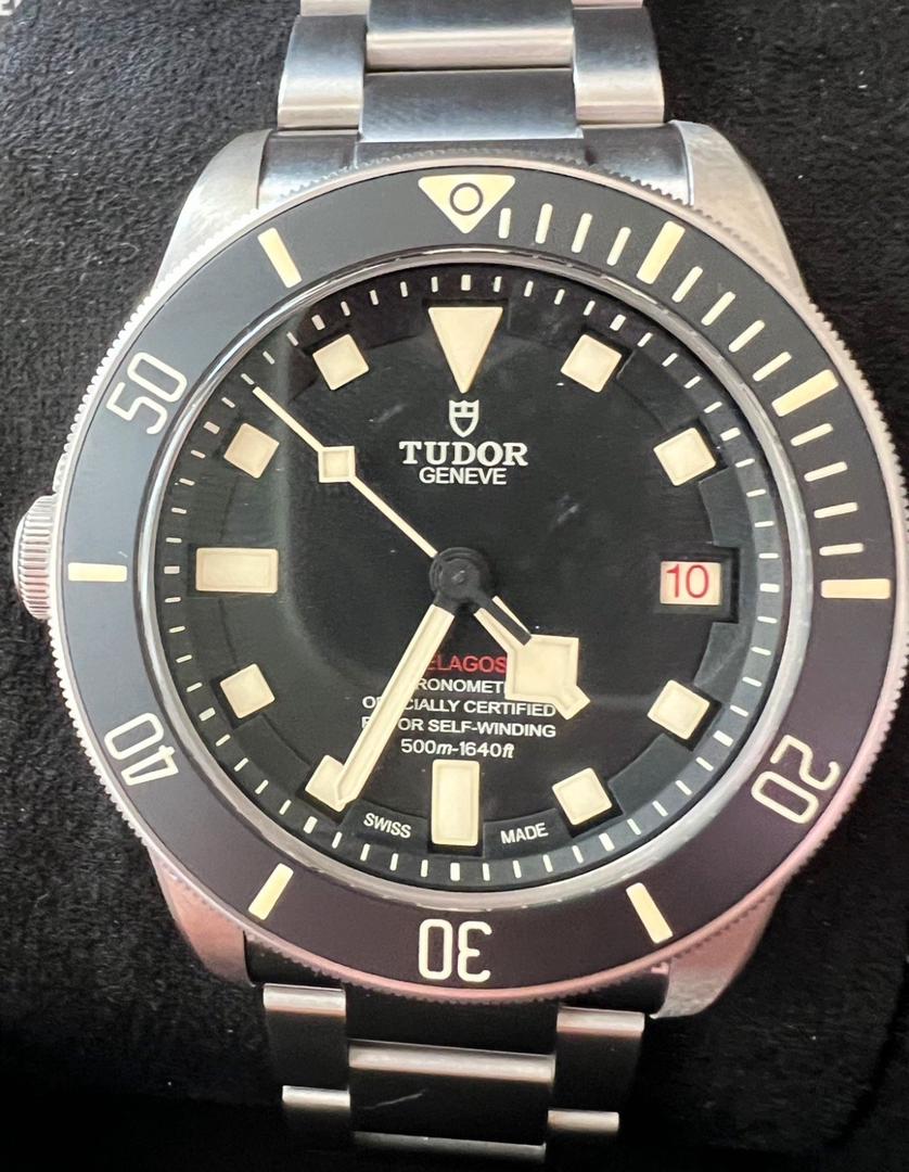 WhatsApp Image 2025-12-15 at 5.02.43 PM Tudor Pegalos Titane 42 mm, poignet gauche, excellent état, avec accessoires