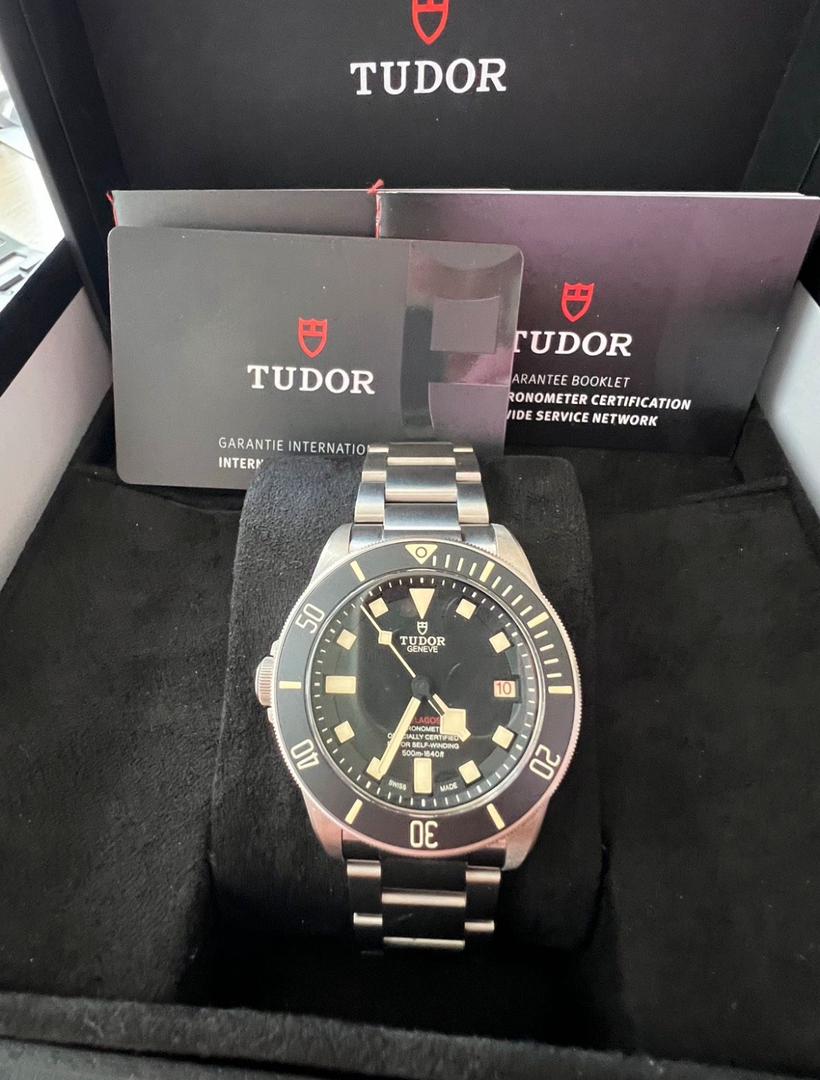WhatsApp Image 2025-12-15 at 5.02.44 PM Tudor Pegalos Titane 42 mm, poignet gauche, excellent état, avec accessoires