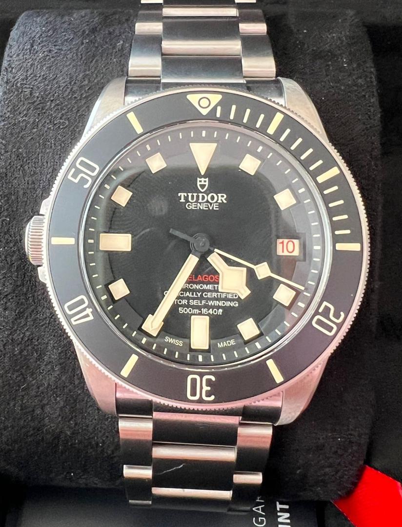 WhatsApp Image 2025-12-15 at 5.02.45 PM Tudor Pegalos Titane 42 mm, poignet gauche, excellent état, avec accessoires