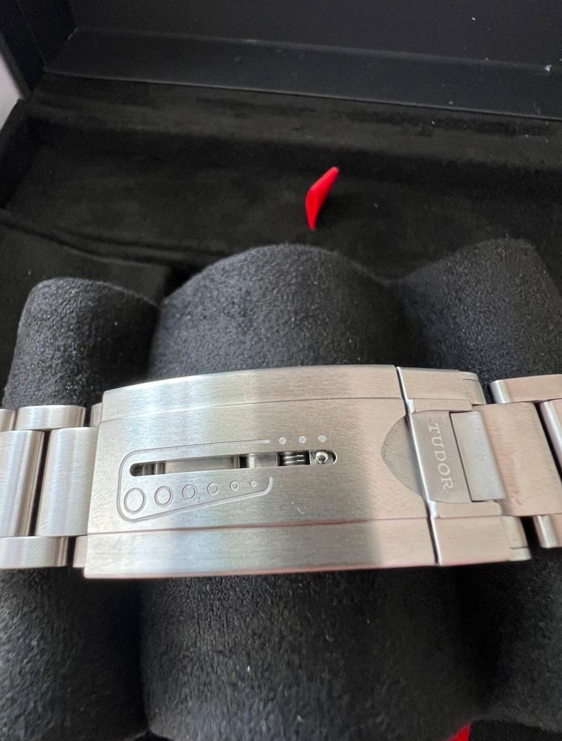 WhatsApp Image 2025-12-15 at 5.02.46 PM (1) Tudor Pegalos Titane 42 mm, poignet gauche, excellent état, avec accessoires